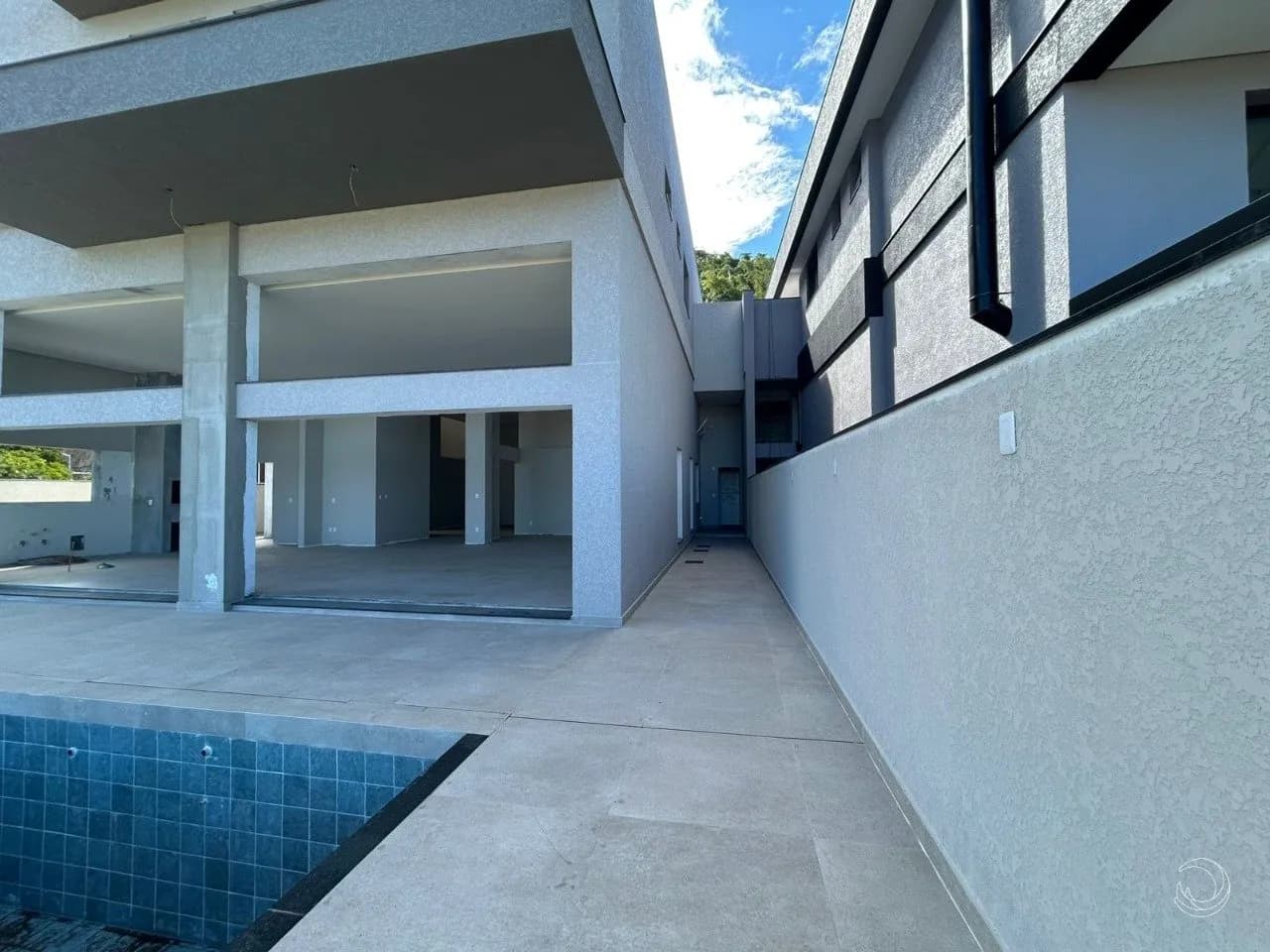 Casa para venda com 4 dormitórios em Ingleses Do Rio Vermelho com 551 m² — foto 2