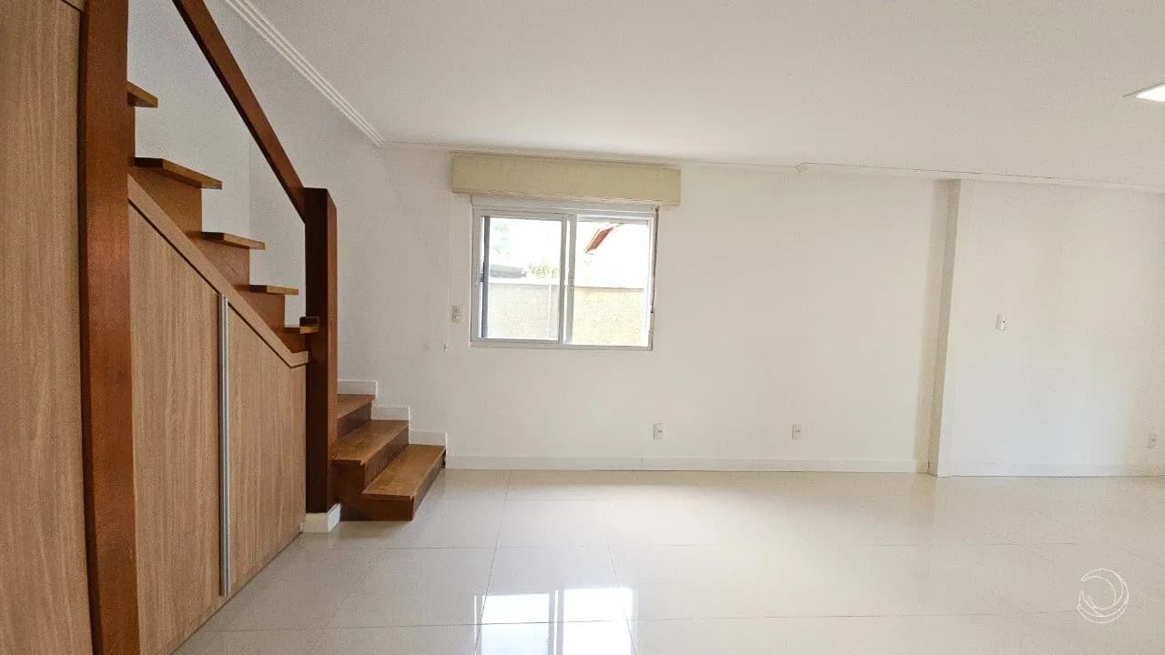 Casa para venda com 4 dormitórios em Sambaqui com 250 m² — foto 2