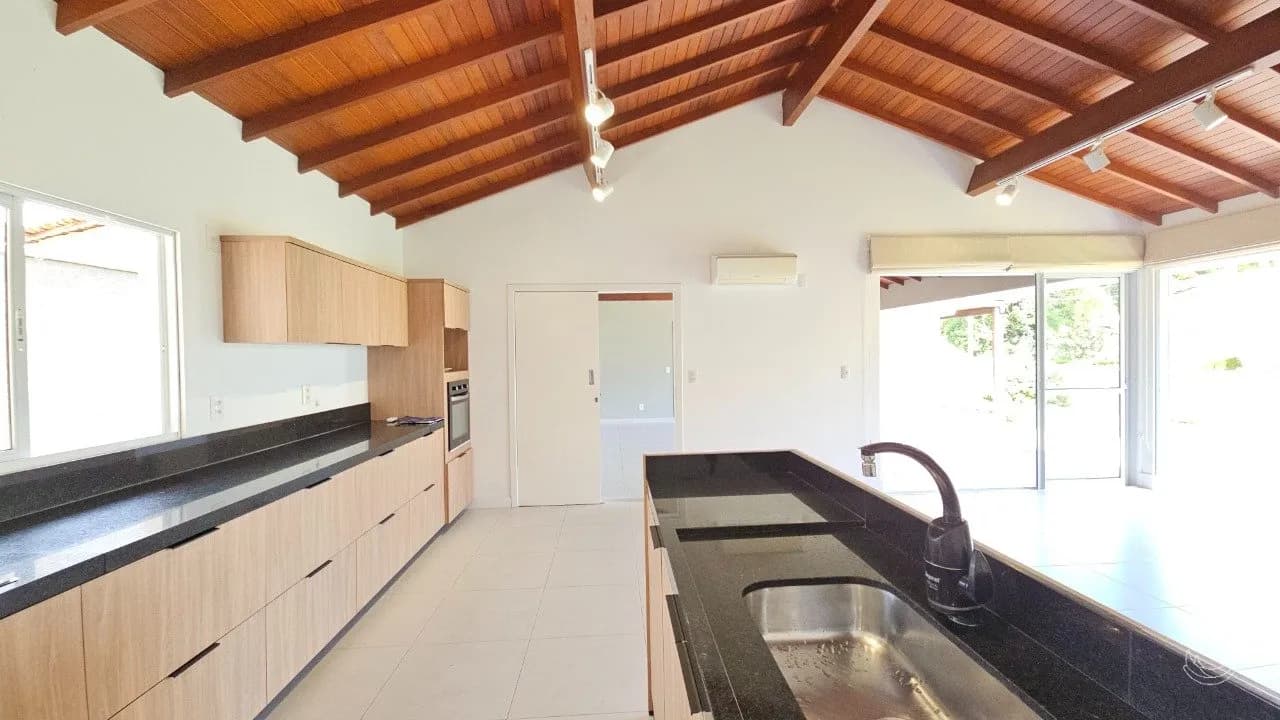 Casa para venda com 4 dormitórios em Sambaqui com 250 m² — foto 4