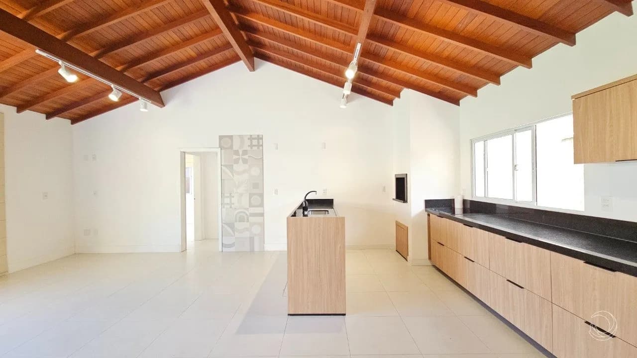 Casa para venda com 4 dormitórios em Sambaqui com 250 m² — foto 5