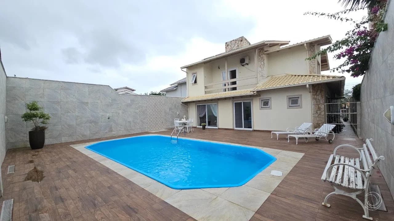 Casa para venda com 4 dormitórios em Carianos com 241 m² — foto principal
