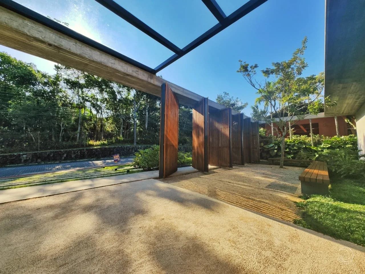 Casa de condomínio para venda com 3 dormitórios em Cacupé com 683 m² — foto 2