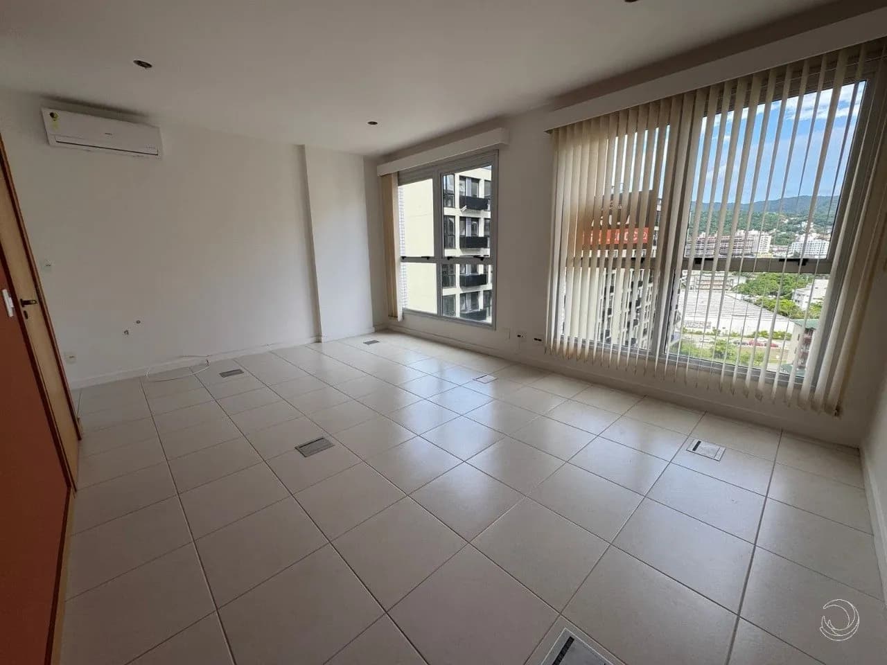 Sala comercial para venda em Trindade com 35 m² — foto 2