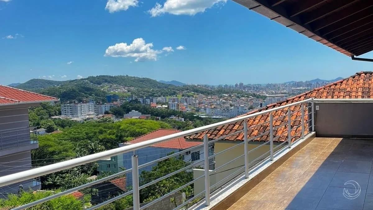 Casa para venda com 3 dormitórios em Centro com 315 m² — foto principal