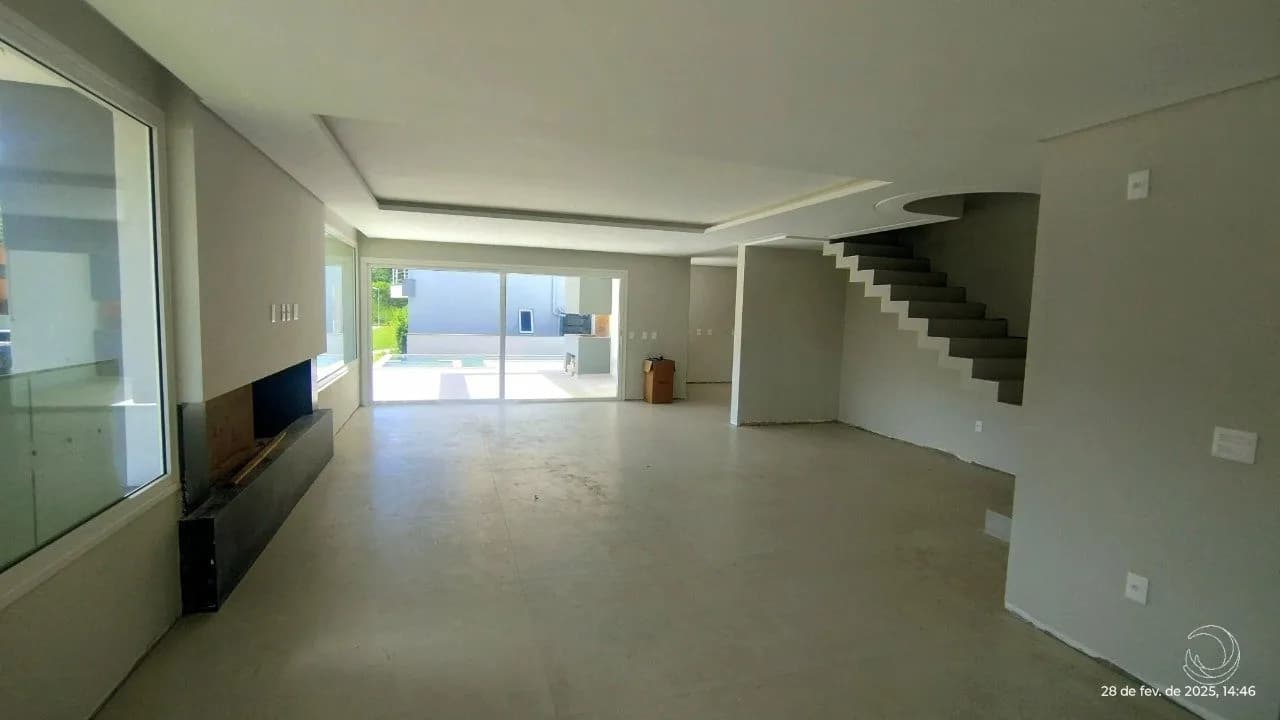Casa para venda com 4 dormitórios em Ingleses Do Rio Vermelho com 450 m²
