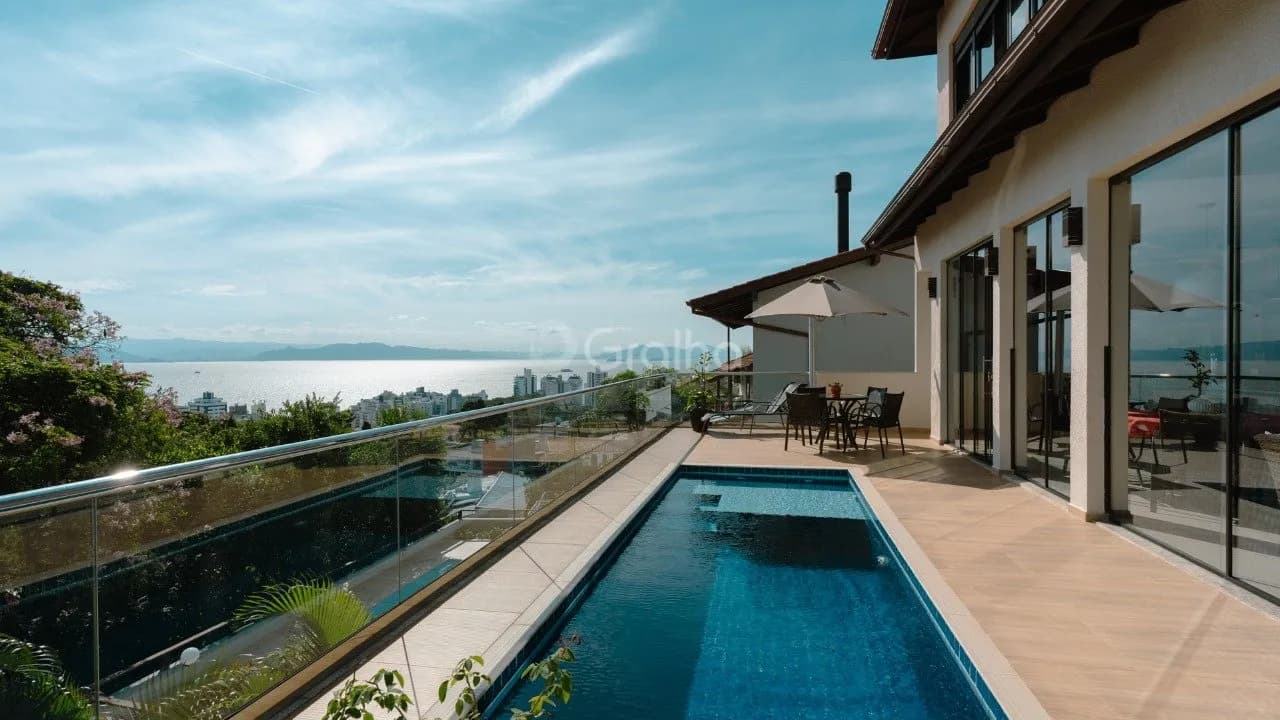 Casa para venda com 4 dormitórios em Centro com 370 m² — foto principal