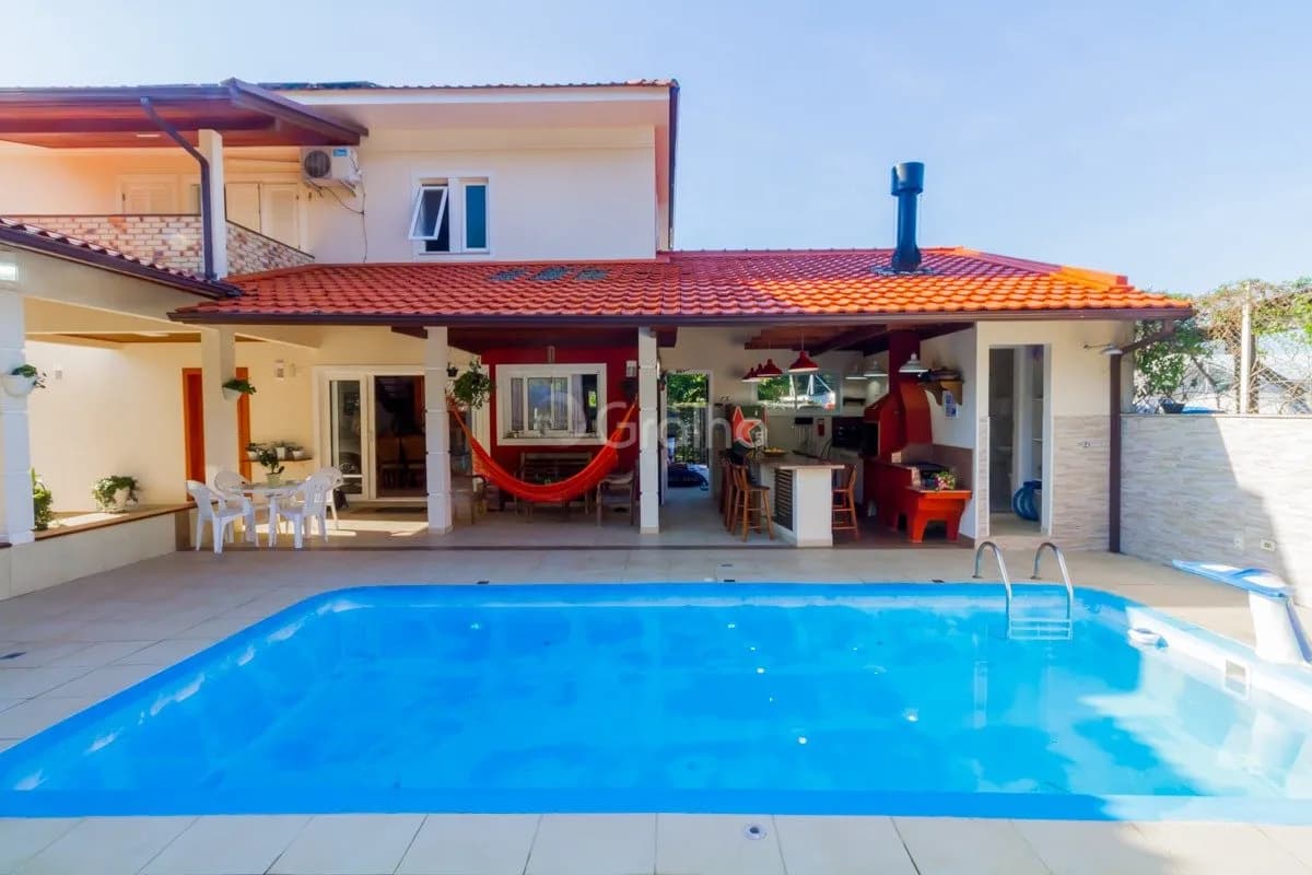 Casa para venda com 4 dormitórios em Sambaqui com 278 m²