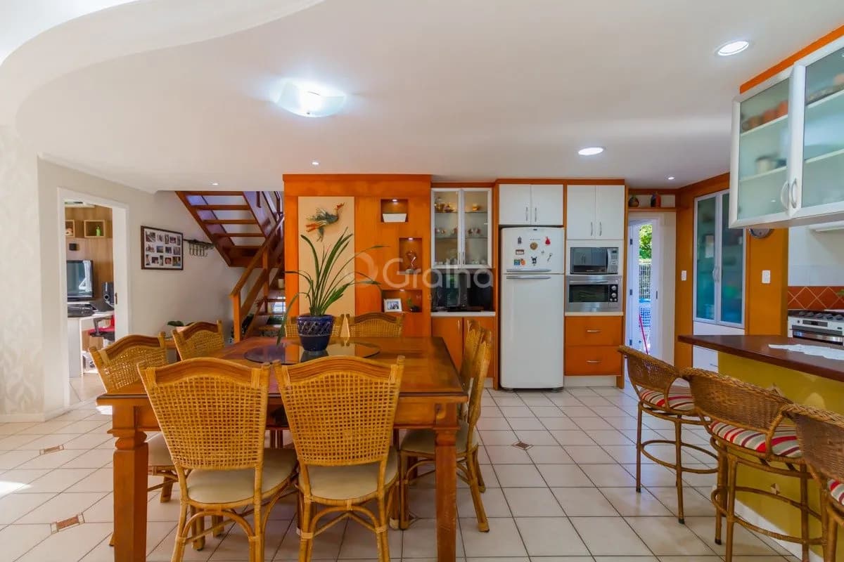 Casa para venda com 4 dormitórios em Sambaqui com 278 m² — foto 4