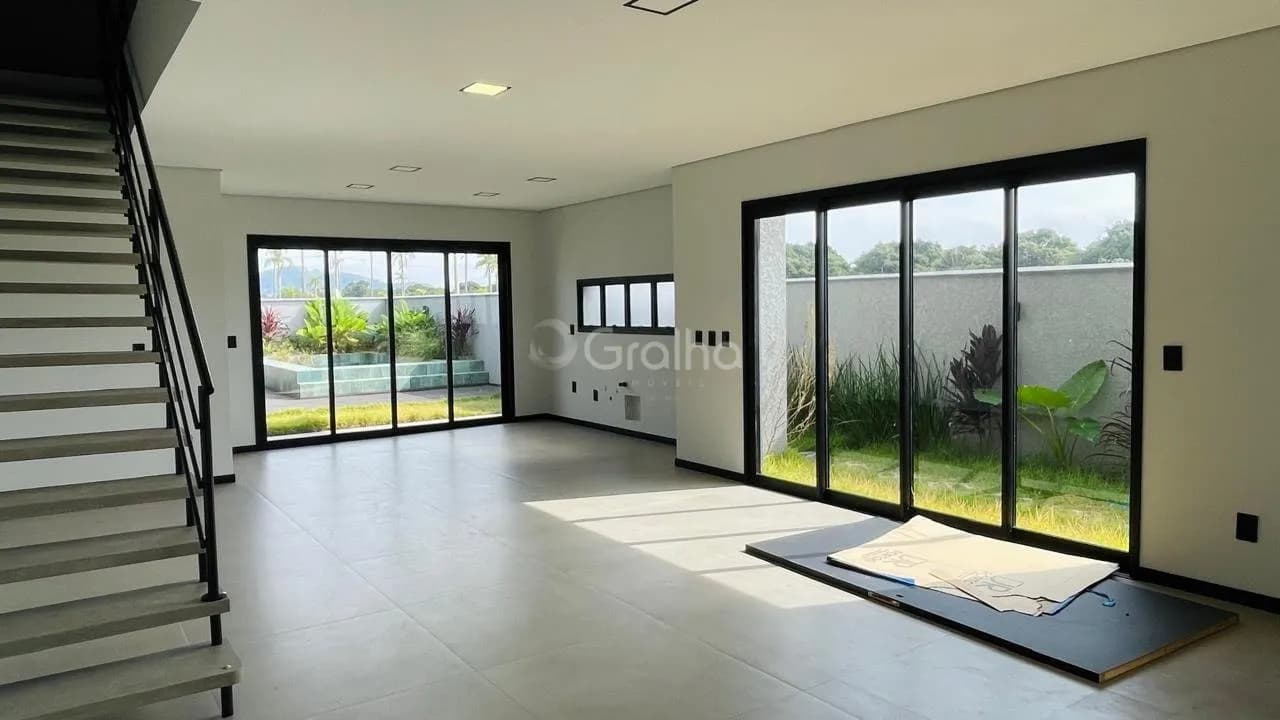 Casa para venda com 3 dormitórios em Vargem Do Bom Jesus com 202 m²