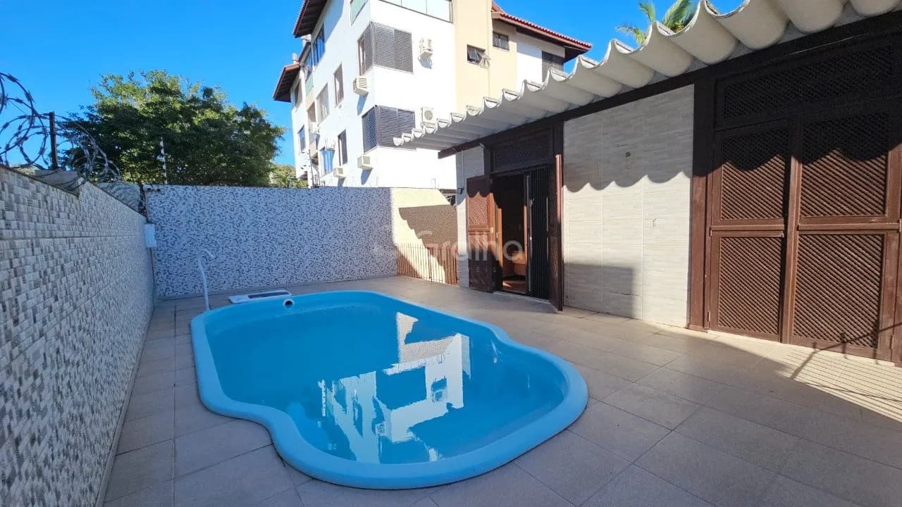 Casa para venda com 4 dormitórios em Canasvieiras com 174 m² — foto principal