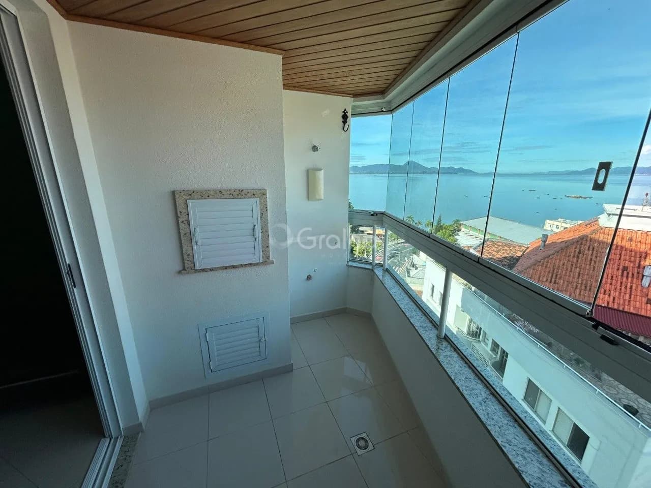Apartamento para venda com 3 dormitórios em Coqueiros com 119 m² — foto 2
