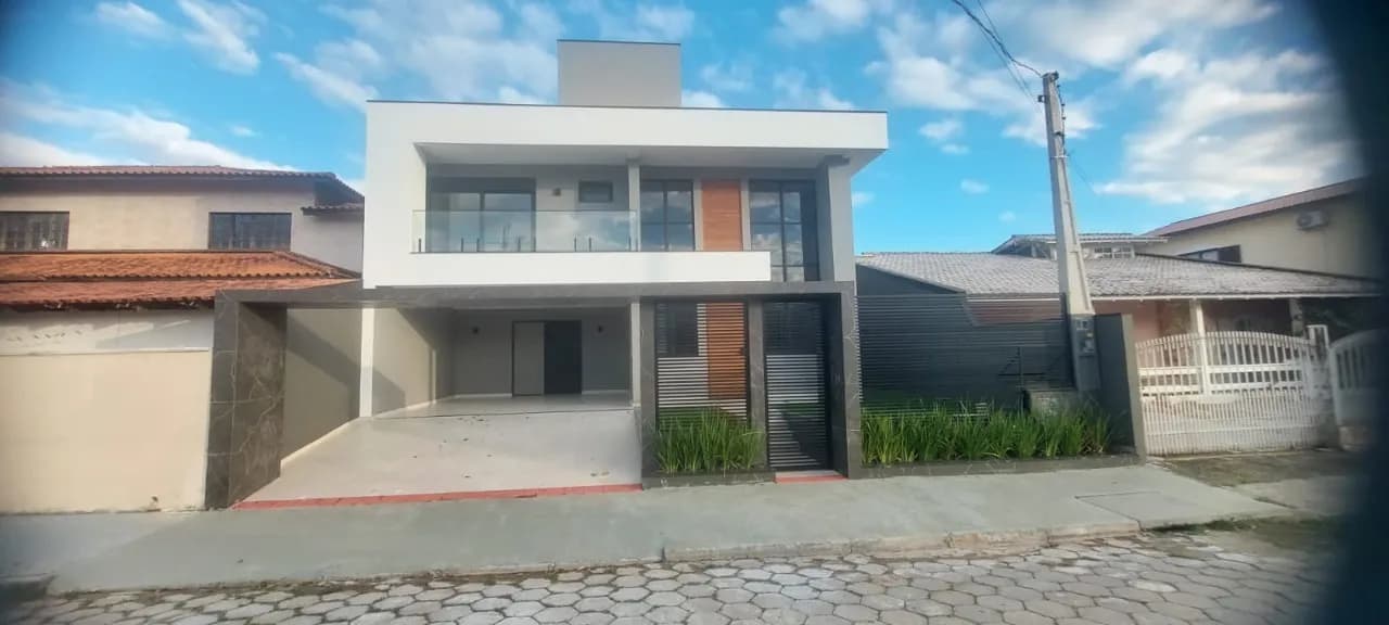 Casa para venda com 3 dormitórios em Carianos com 175 m² — foto principal