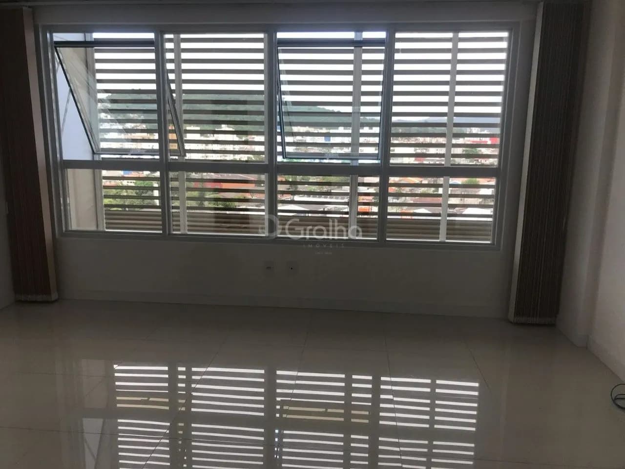 Sala comercial para venda em Barreiros com 28 m² — foto 2