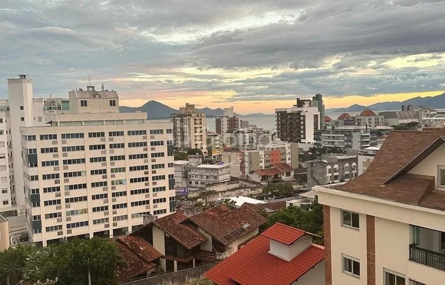 Apartamento duplex para venda com 3 dormitórios em Coqueiros com 124 m² — foto 3