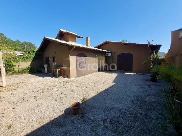 Casa para venda com 4 dormitórios em Itacorubi com 182 m² — foto principal