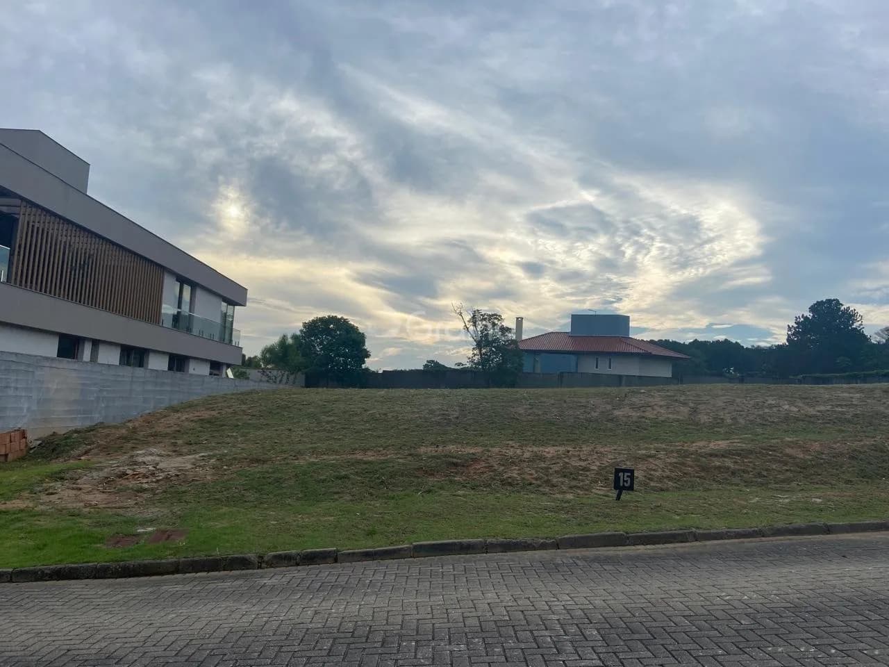 Terreno para venda em Cacupé com 761 m² — foto principal