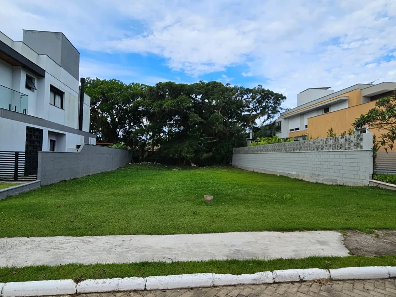 Terreno para venda em Ribeirão da Ilha com 457 m² — foto principal