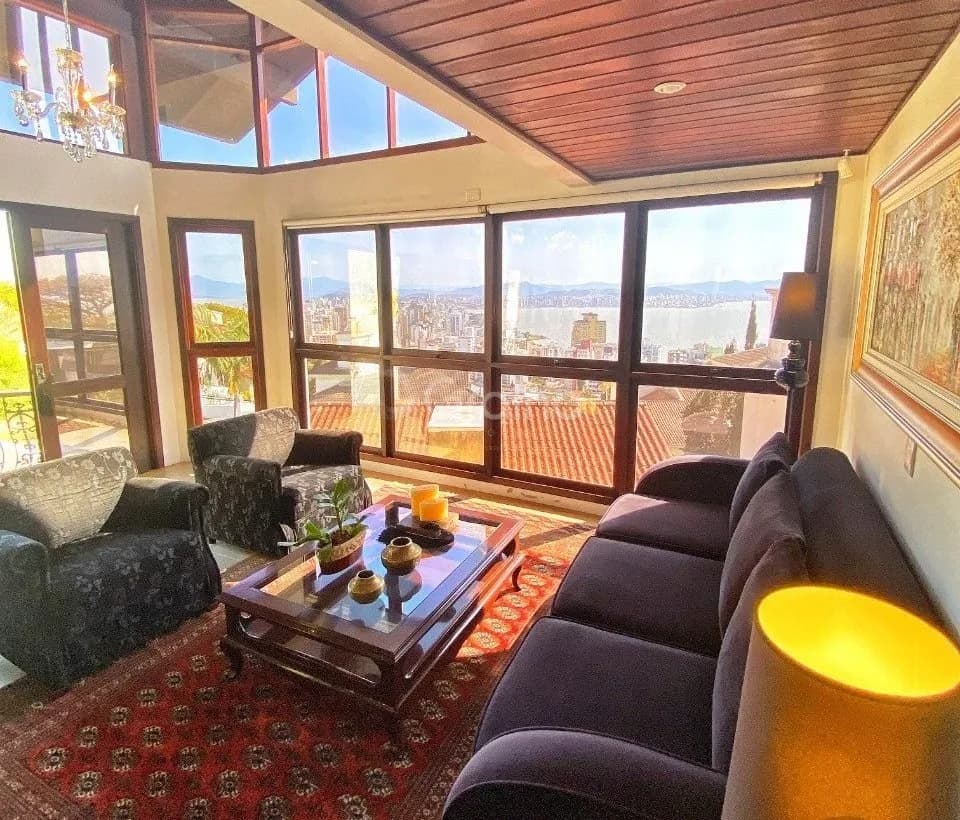 Casa para venda com 4 dormitórios em Centro com 269 m² — foto principal