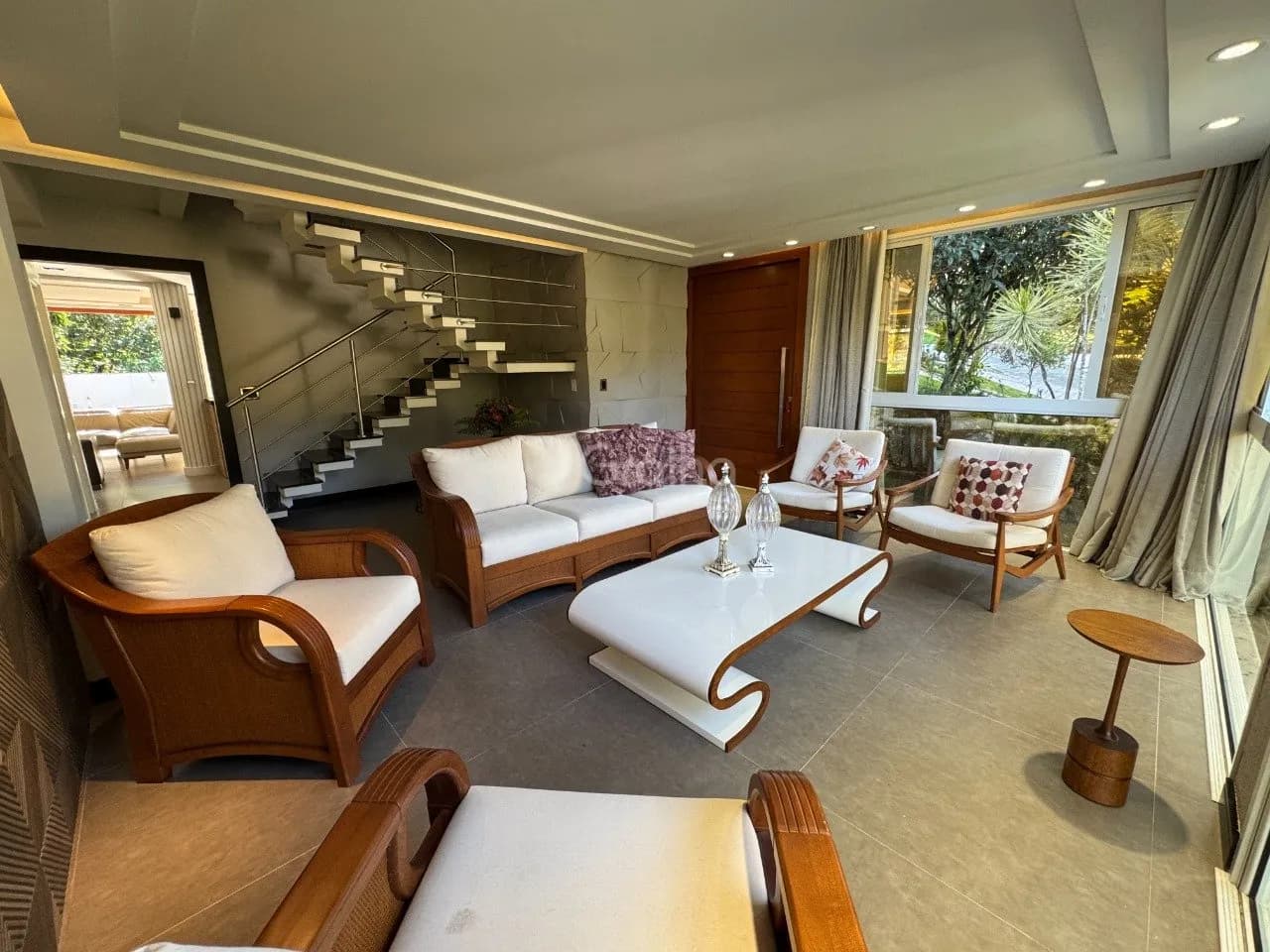 Casa para venda com 4 dormitórios em Sambaqui com 360 m²