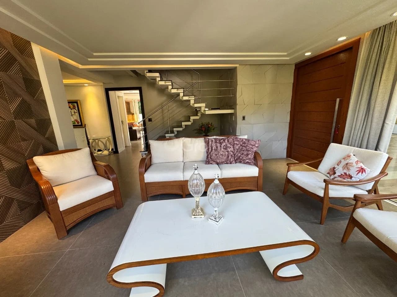 Casa para venda com 4 dormitórios em Sambaqui com 360 m² — foto 2