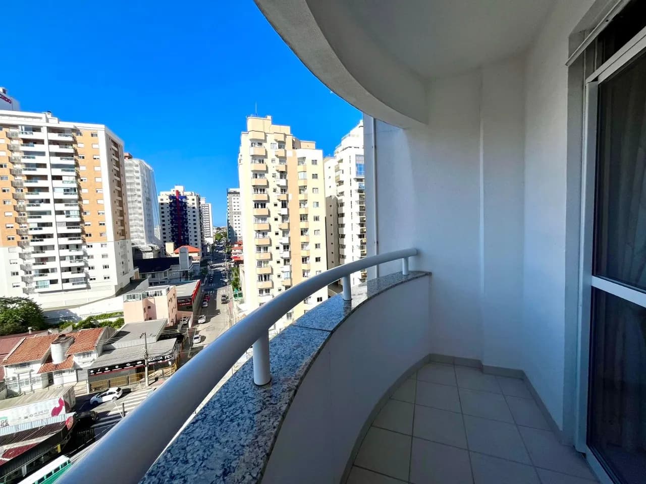 Apartamento para venda com 3 dormitórios em Campinas com 90 m² — foto 2