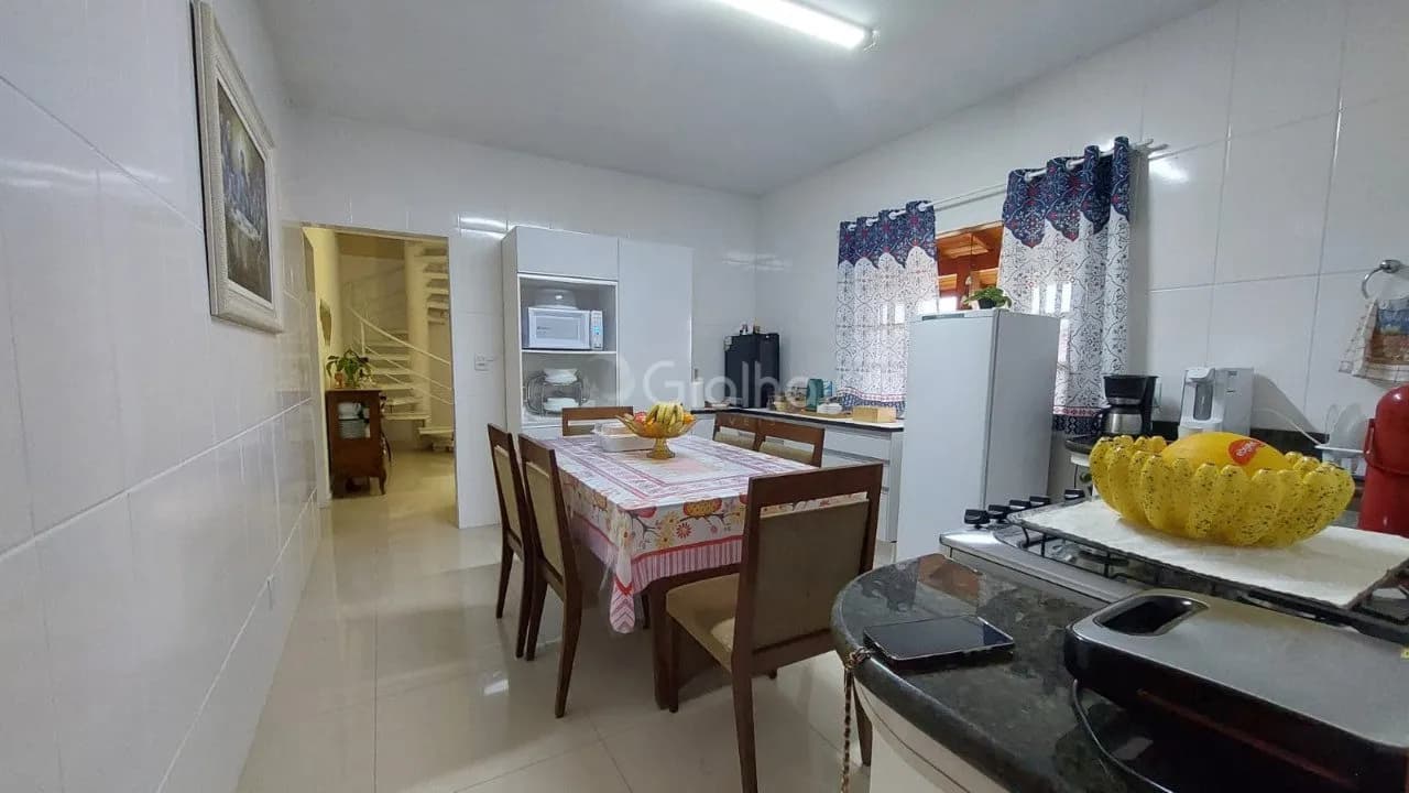 Casa para venda com 5 dormitórios em Carianos com 235 m² — foto principal