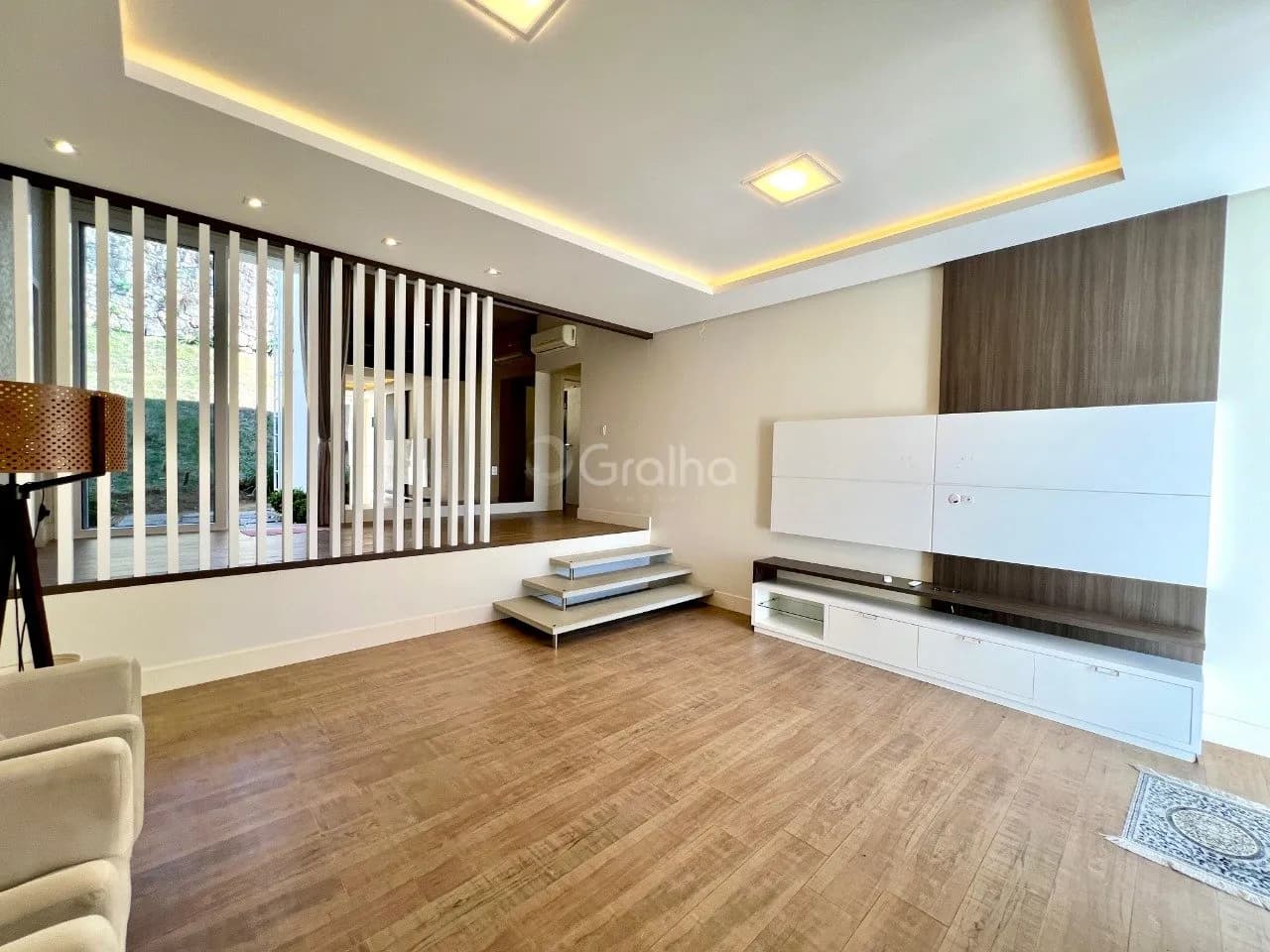 Casa para venda com 2 dormitórios em Cacupé com 185 m²