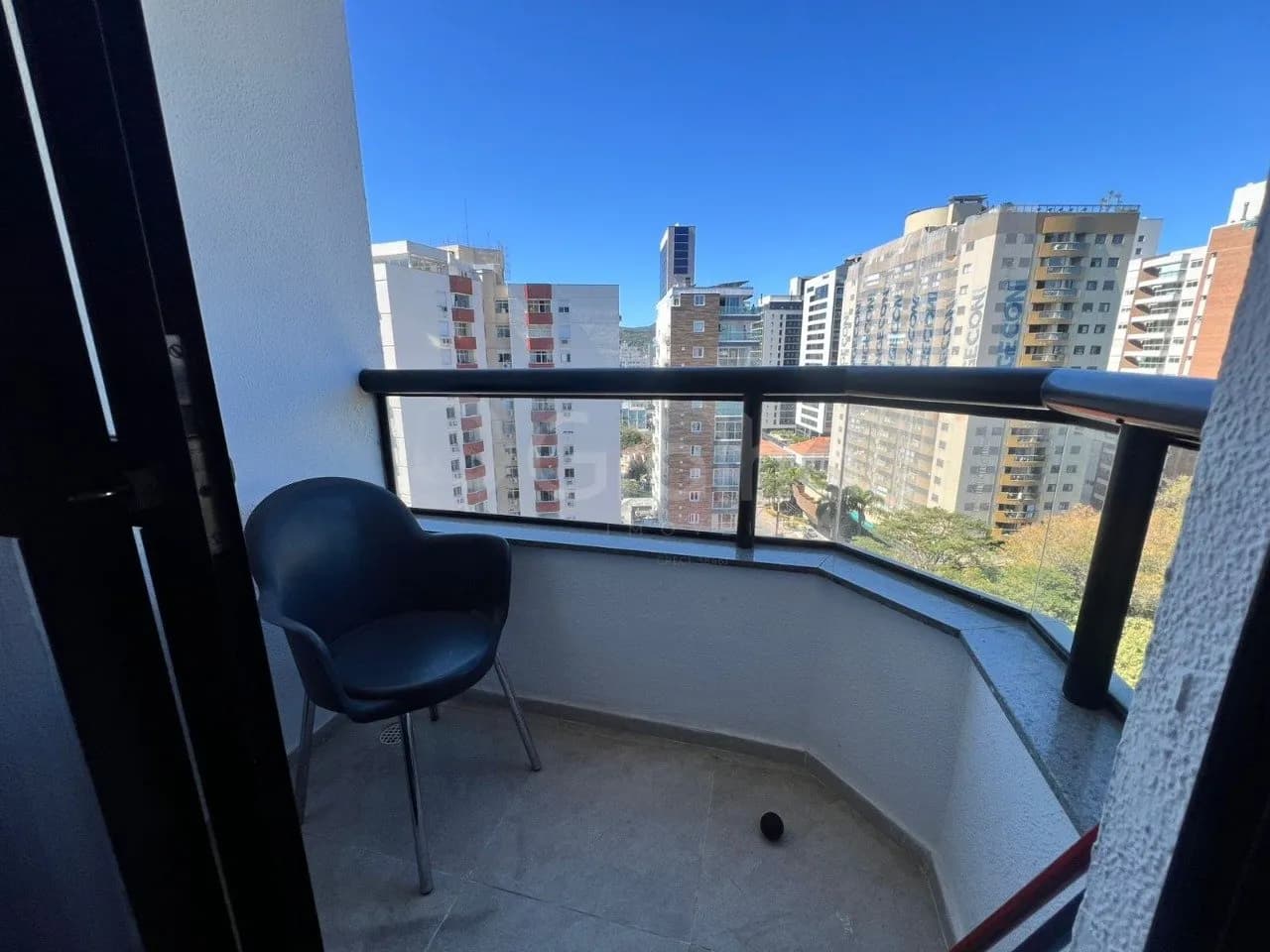 Apartamento para venda com 1 dormitório, em Centro com 42 m² — foto 2