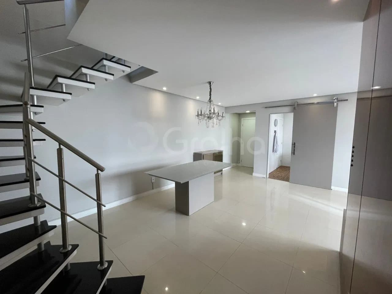 Cobertura para venda com 3 dormitórios em Coqueiros com 216 m² — foto 2