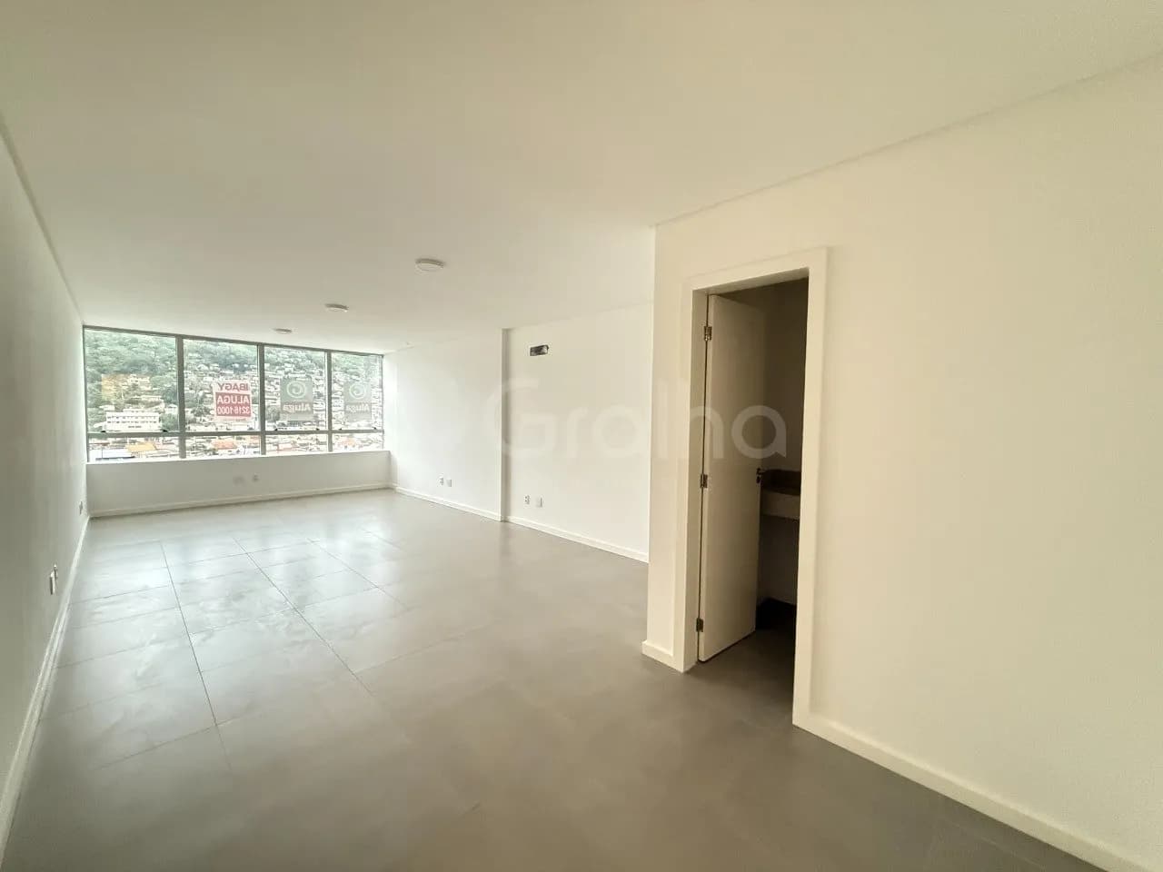 Sala comercial para venda em Saco Dos Limões com 38 m²