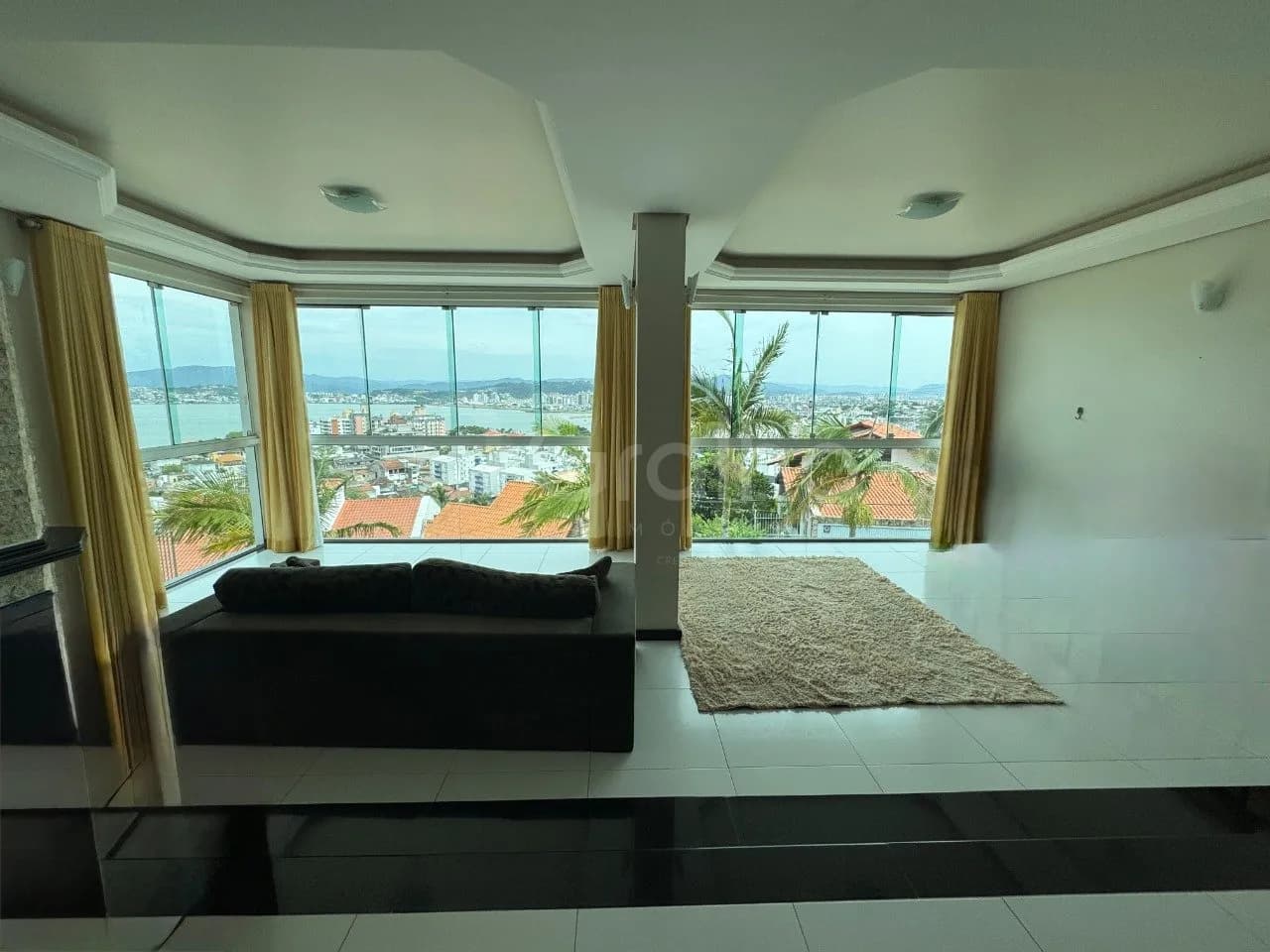 Casa para venda com 3 dormitórios em Itaguaçu com 319 m²