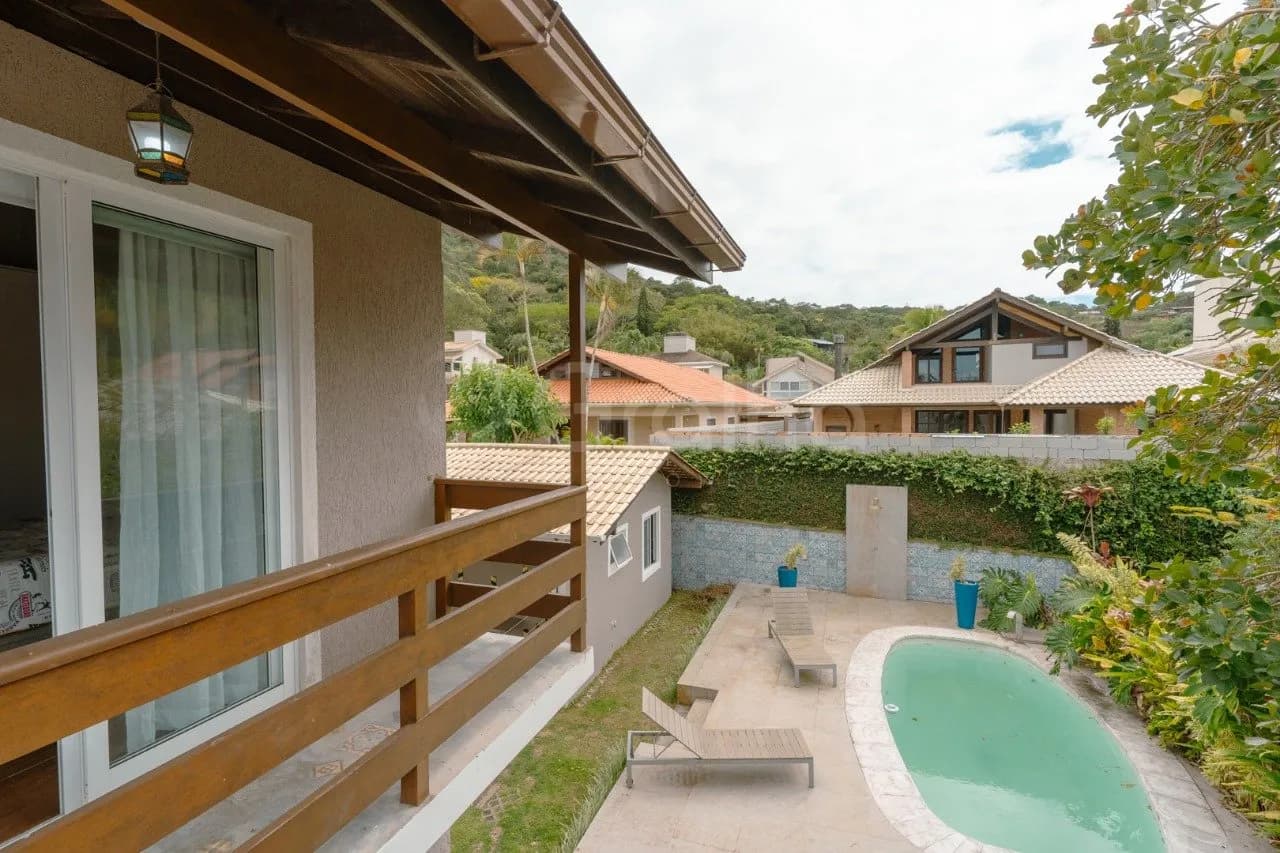 Casa para venda com 5 dormitórios em Sambaqui com 328 m² — foto principal