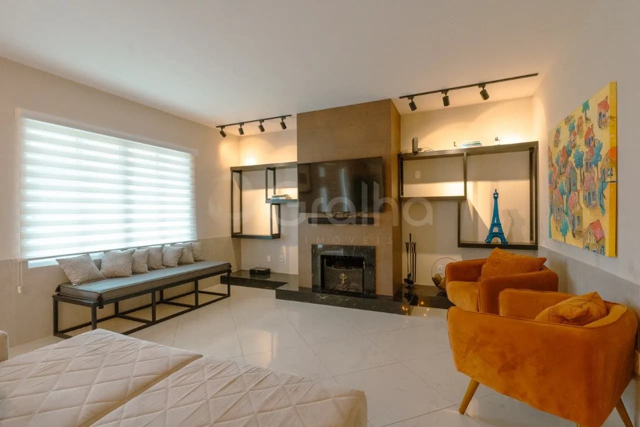 Casa para venda com 5 dormitórios em Sambaqui com 328 m² — foto 2