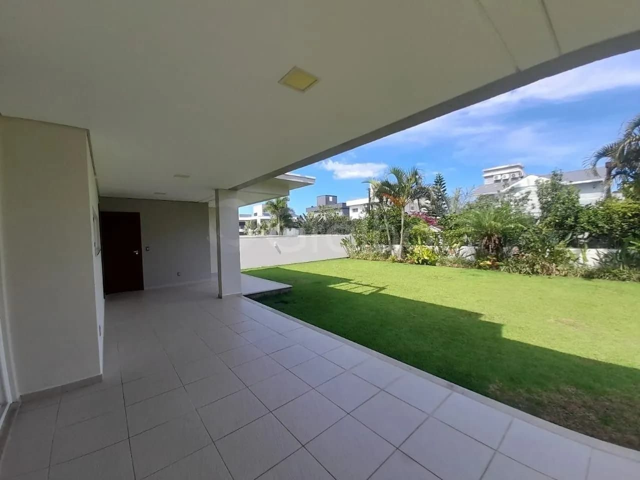 Casa de condomínio para venda com 3 dormitórios em Campeche com 259 m² — foto 2