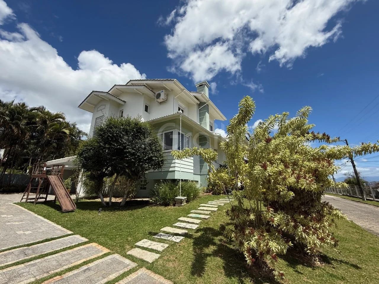 Casa de condomínio para venda com 3 dormitórios em Cacupé com 295 m² — foto principal