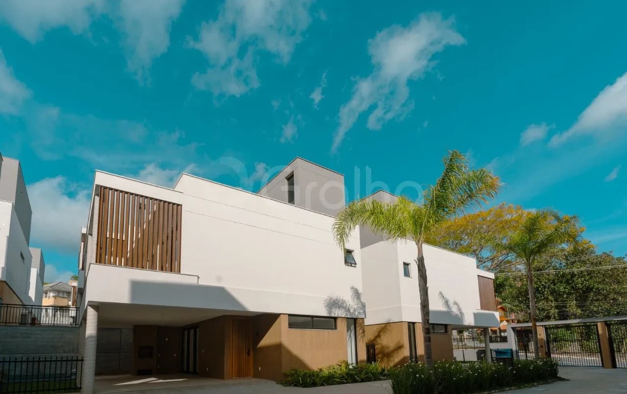 Casa para venda com 3 dormitórios em Cacupé com 230 m²
