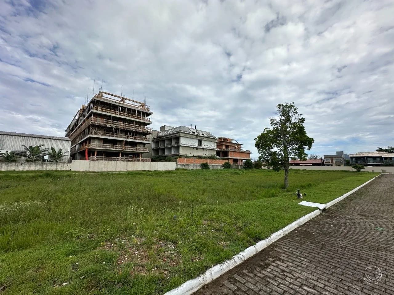 Terreno para venda em Campeche com 387 m² — foto principal