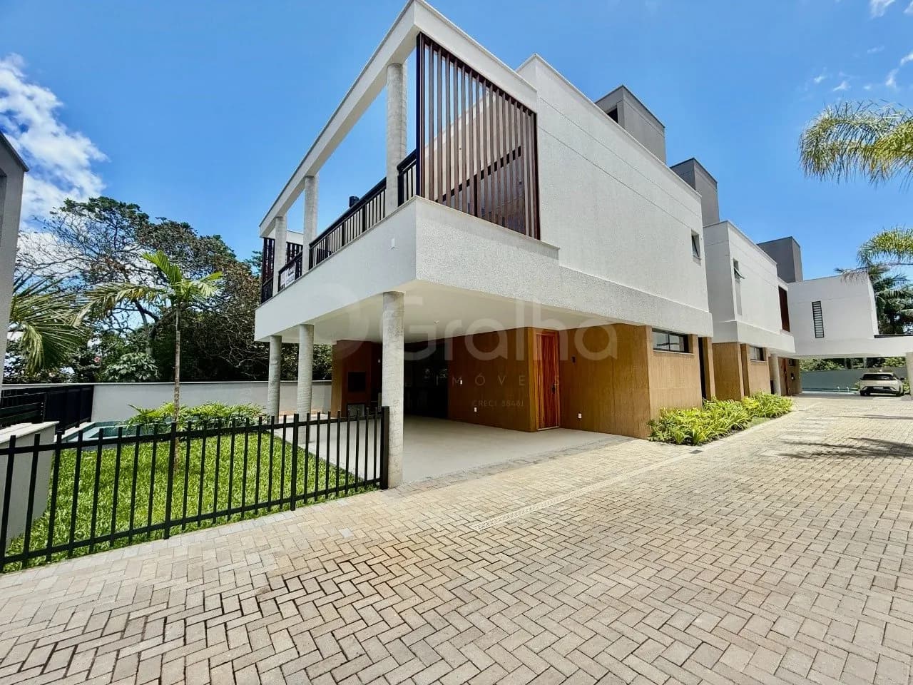 Casa de condomínio para venda com 3 dormitórios em Cacupé com 230 m² — foto principal