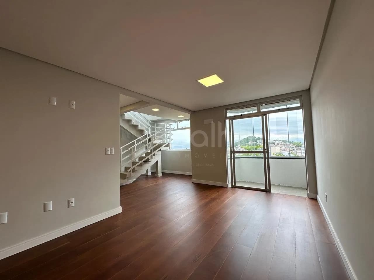 Apartamento duplex para venda com 2 dormitórios em Coqueiros com 153 m² — foto principal