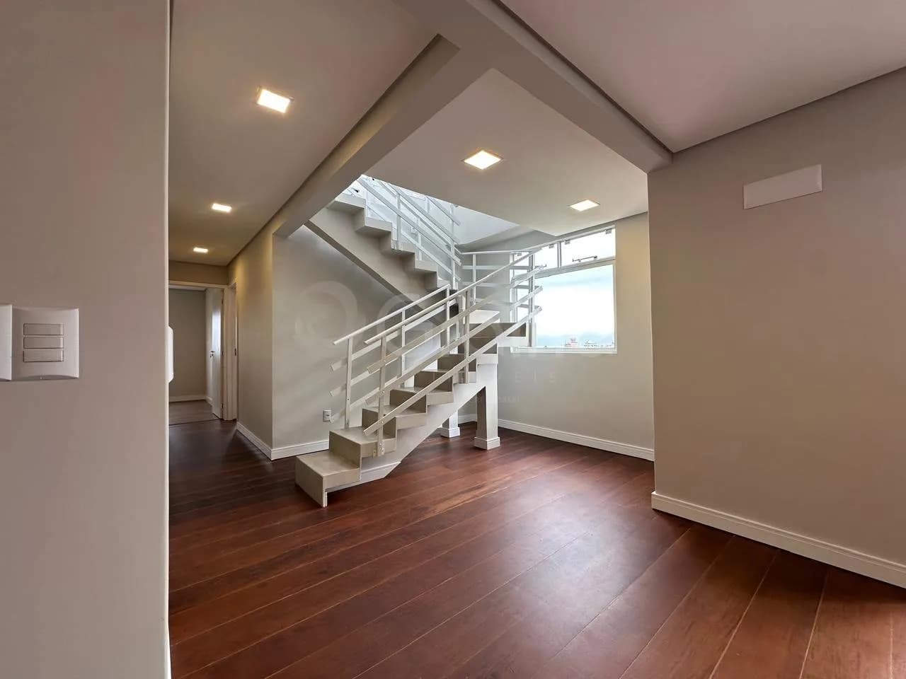 Apartamento duplex para venda com 2 dormitórios em Coqueiros com 153 m² — foto 2