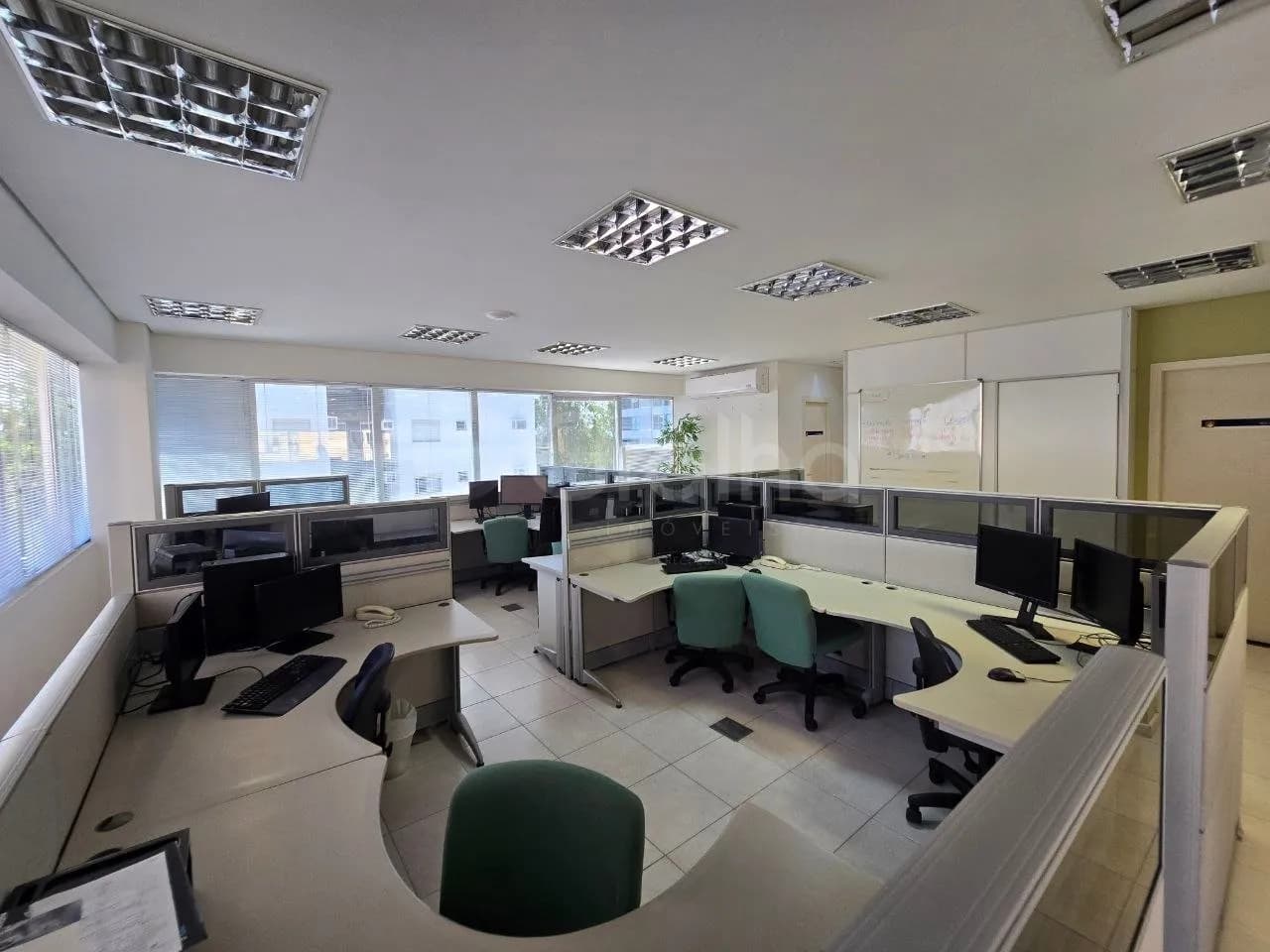 Sala comercial para venda em Itacorubi com 336 m² — foto principal