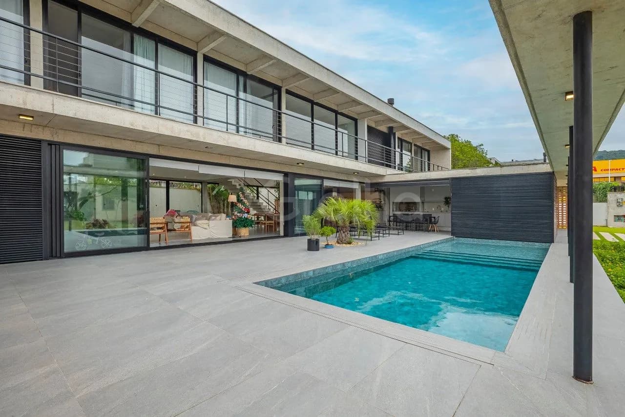 Casa de condomínio para venda com 4 dormitórios em Rio Tavares com 648 m²