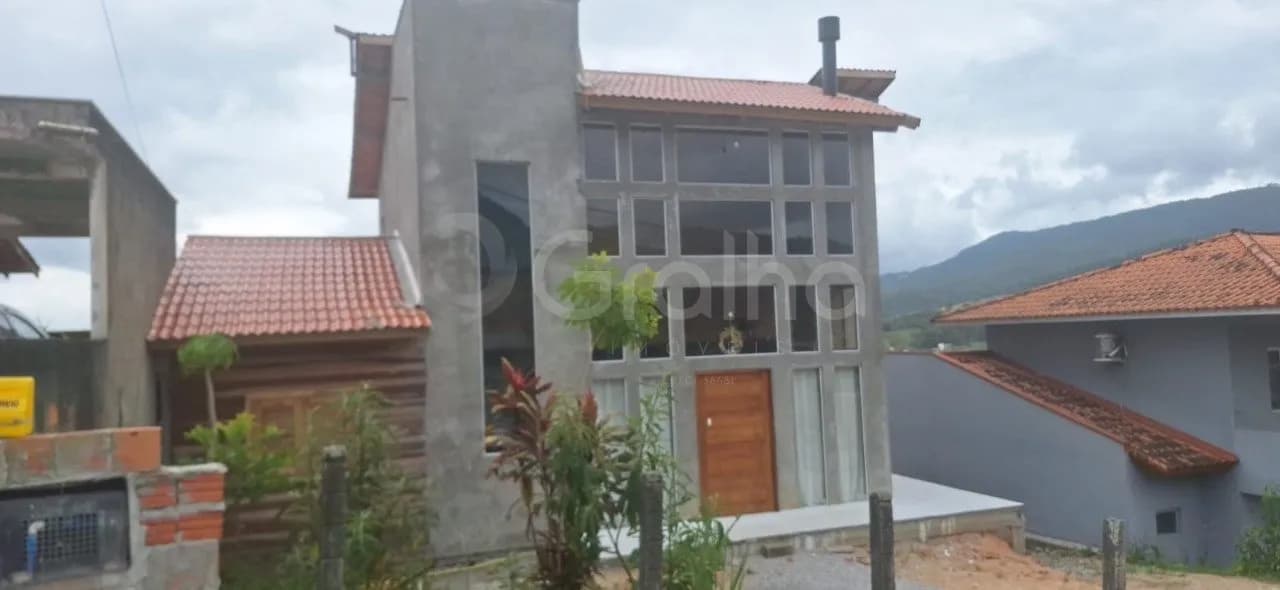 Casa para venda com 3 dormitórios em Centro com 250 m²