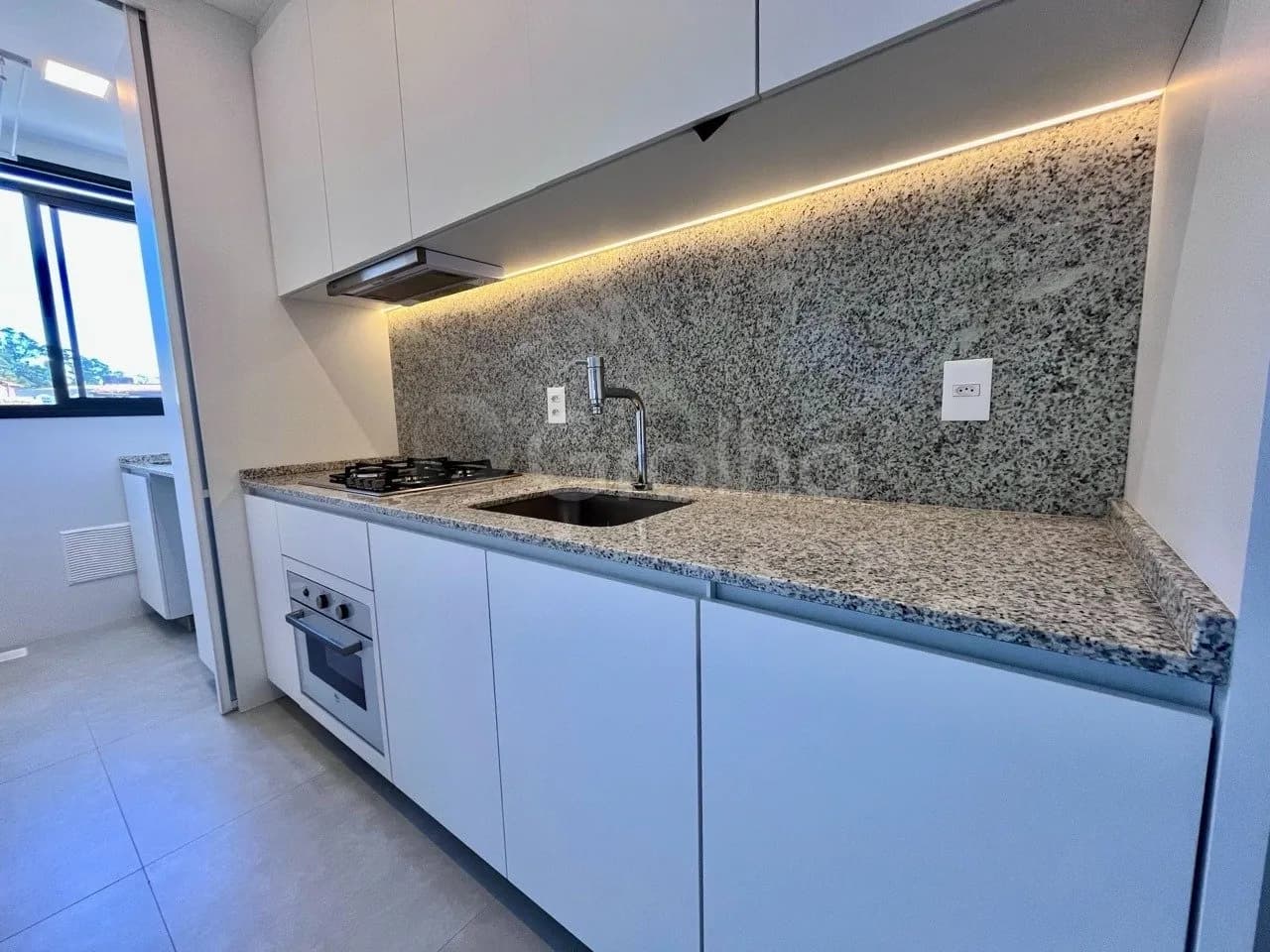 Apartamento para venda com 2 dormitórios em Carvoeira com 65 m² — foto 2