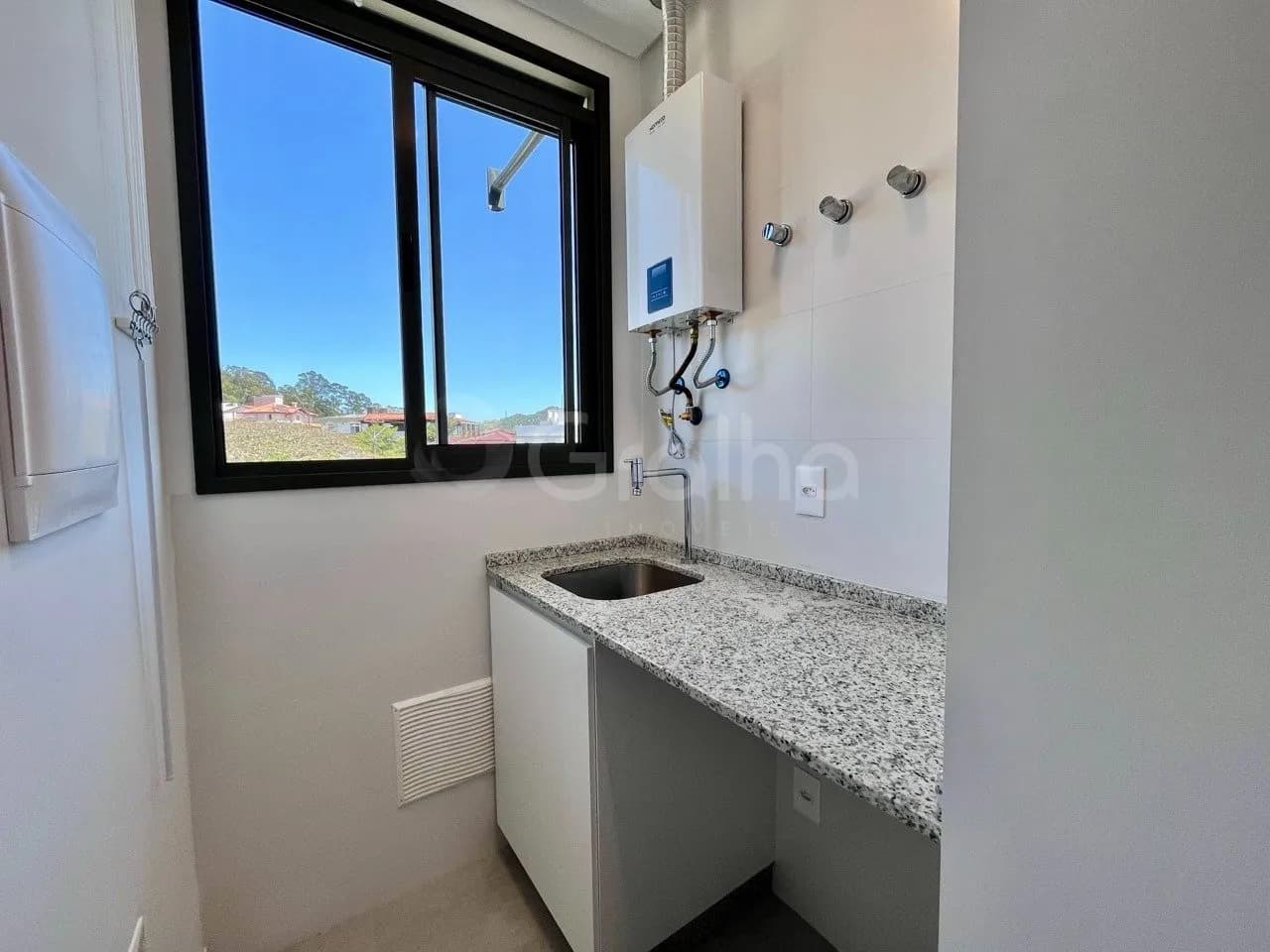Apartamento para venda com 2 dormitórios em Carvoeira com 65 m² — foto 4