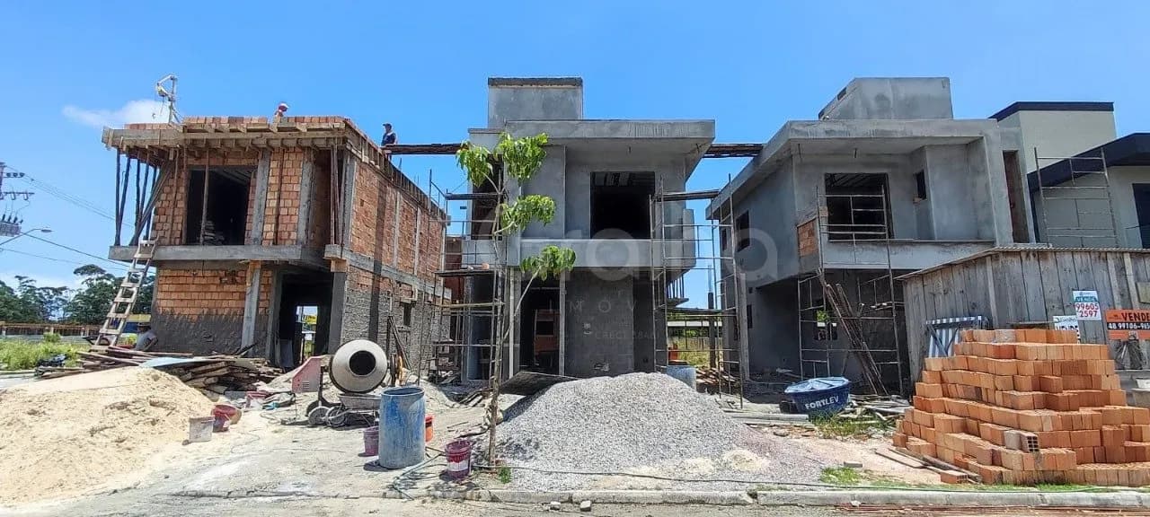 Casa para venda com 3 dormitórios em Canasvieiras com 129 m² — foto 2