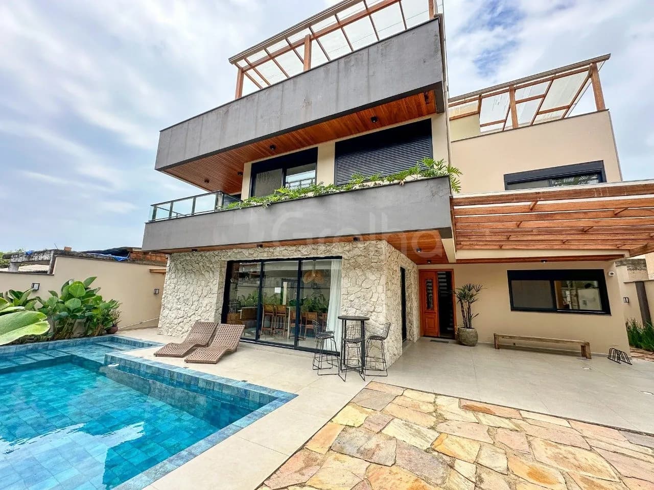 Casa para venda com 5 dormitórios em Campeche com 350 m² — foto principal