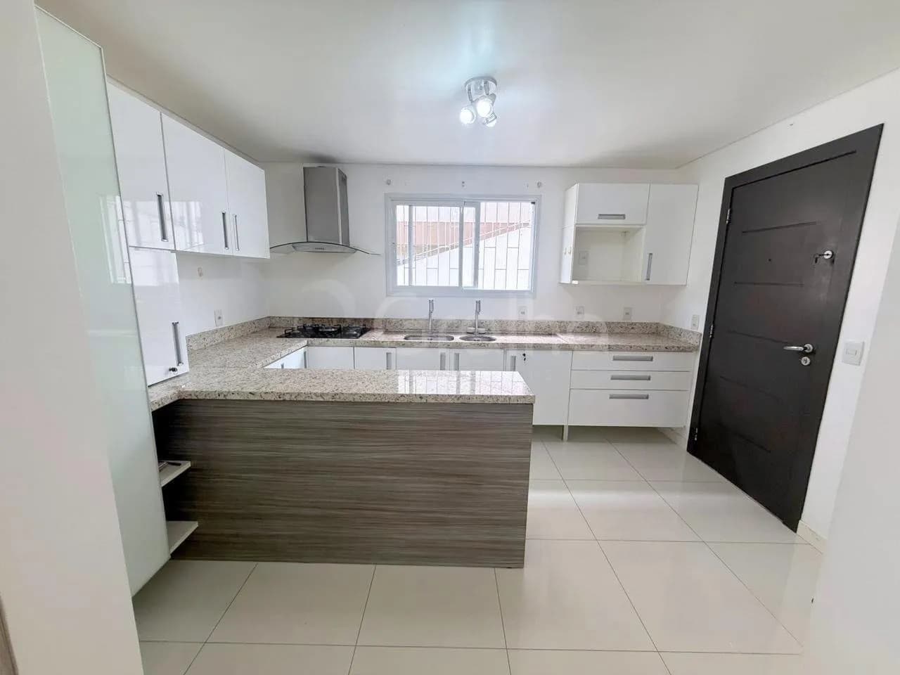 Casa para venda com 4 dormitórios em Carvoeira com 300 m² — foto 4