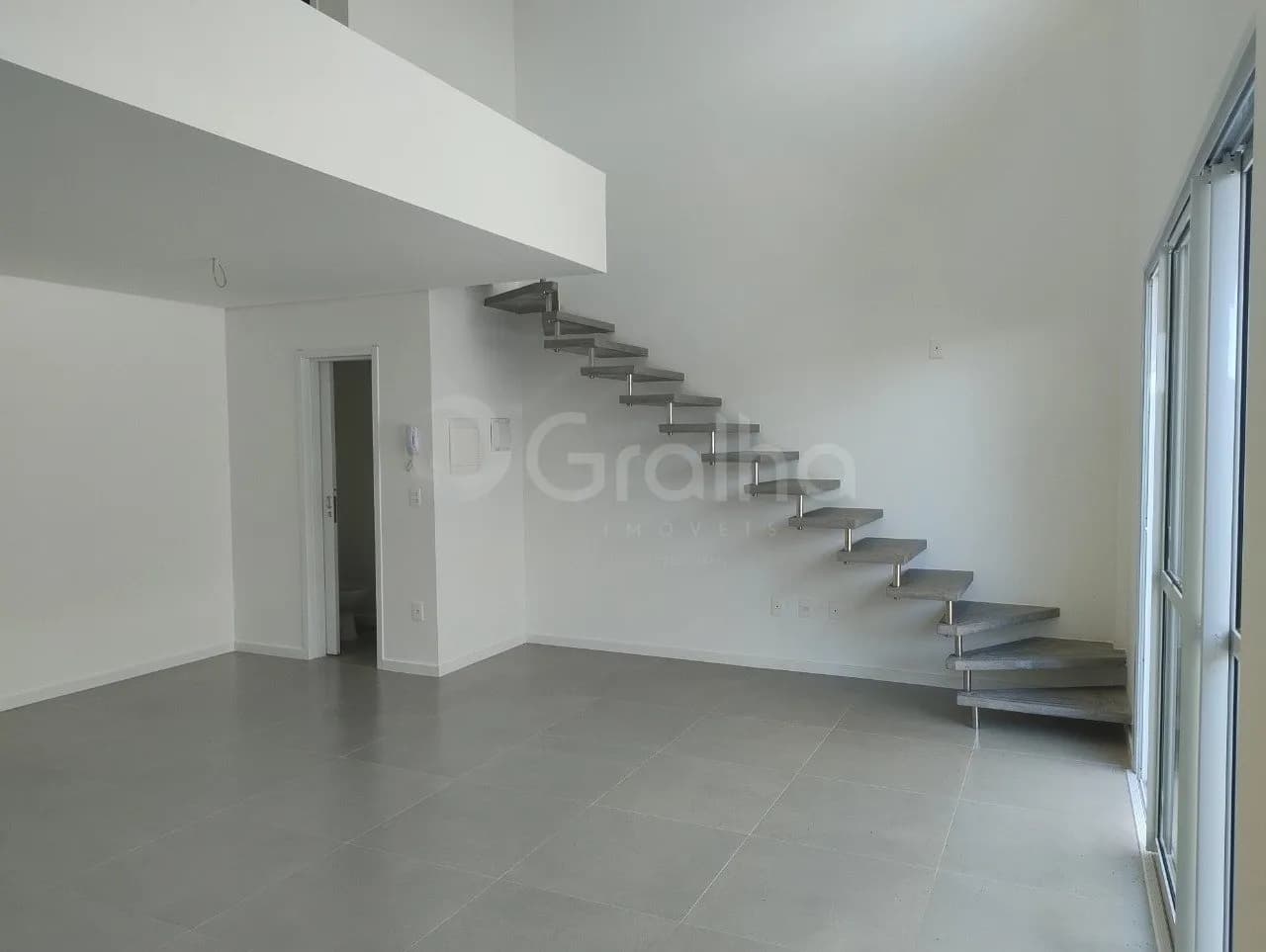Loft para venda com 1 dormitório, em Ribeirão da Ilha com 91 m² — foto principal