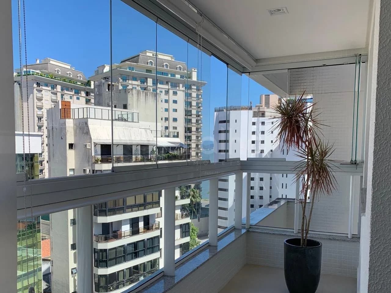 Apartamento para venda com 2 dormitórios em Agronômica com 73 m² — foto 4